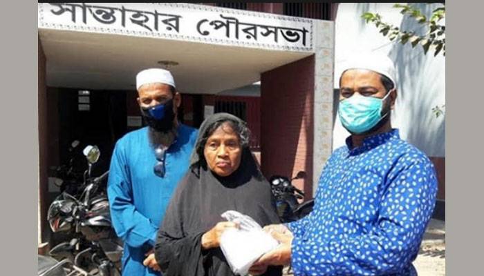 সান্তাহার স্টেশনে আটকে পড়া বৃদ্ধা বাড়ি ফিরতে চান