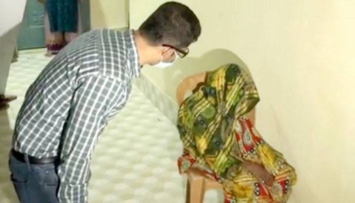 করোনা সন্দেহে সন্তানদের ফেলে যাওয়া নারী এখন ম্যাজিস্ট্রেটের `মা`