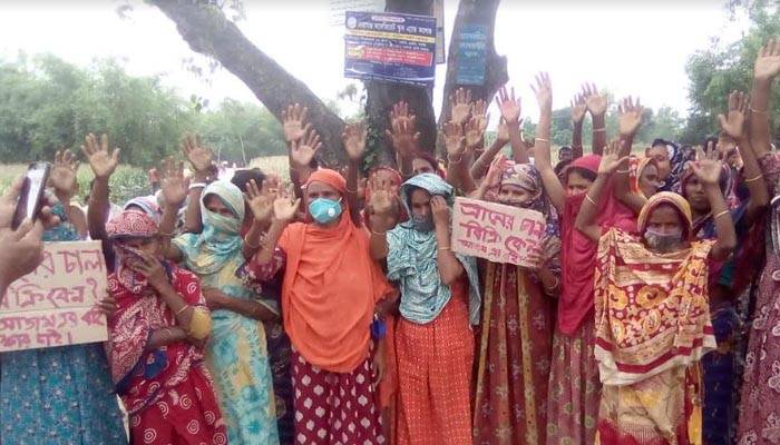 সৈয়দপুরে ত্রাণের স্লিপ টাকার বিনিময়ে বিক্রির প্রতিবাদে মানববন্ধন