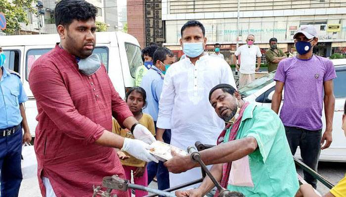 রাজধানীতে যুবলীগ নেতা নূর আলমের খাবার বিতরণ