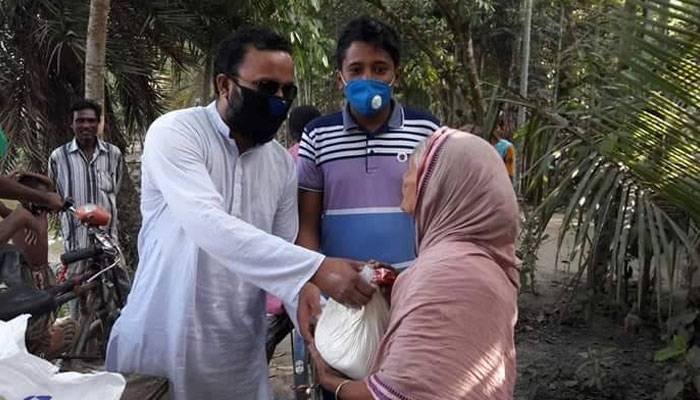 দৃষ্টি নেই, সামর্থ্যও নেই তবু অসহায় মানুষের পাশে সেই সিদ্দিকুর