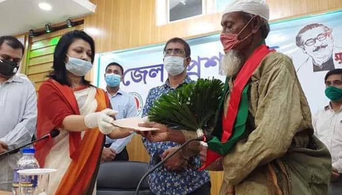 সেই ভিক্ষুককে জেলা প্রশাসনের সংবর্ধনা
