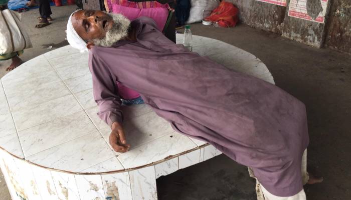 হাসপাতালে কোয়ারেন্টাইনে থাকা বৃদ্ধ ঘুরছেন লোকালয়ে