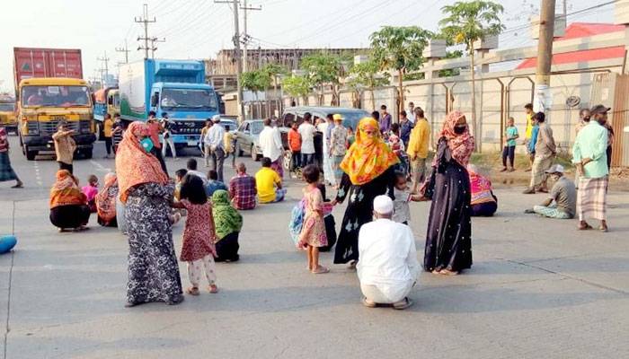 সীতাকুণ্ডে ত্রাণের দাবিতে মহাসড়ক অবরোধ