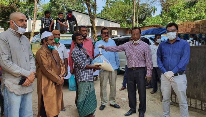 সিলেটে খাদ্যসামাগ্রী নিয়ে মানুষের পাশে ‘মোমেন ফাউন্ডেশন'