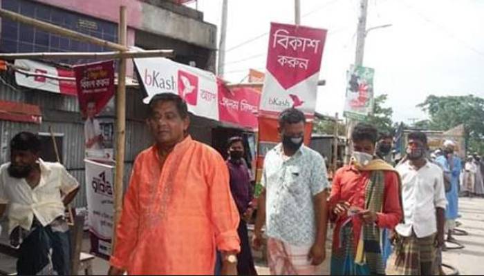 টুঙ্গিপাড়ায় লাইনে দাঁড়িয়ে টিসিবির পণ্য কিনলেন মেয়র