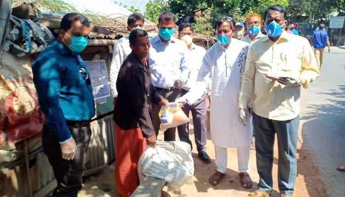 কোটালীপাড়ায় ৫শ’ চা বিক্রেতার মাঝে খাদ্যসামগ্রী বিতরণ