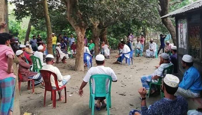 তিতাসে এলাকাবাসীর উদ্যোগে গ্রাম লকডাউন