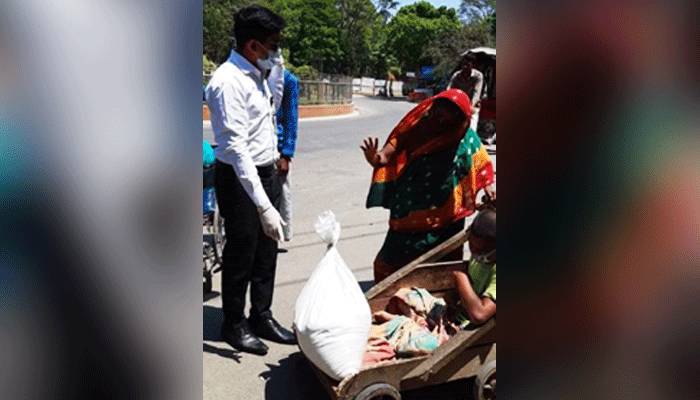 ৩০১ পরিবারের মাঝে ত্রাণ সামগ্রী পৌঁছে দিল ঢাকা জেলা প্রশাসন