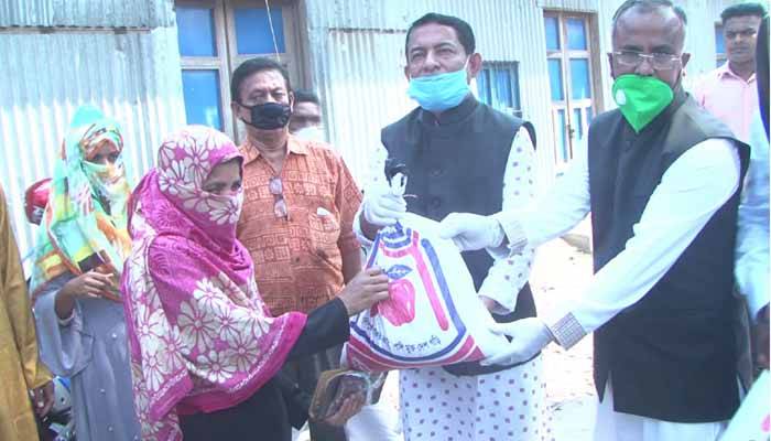 লক্ষ্মীপুরে নিম্ন আয়ের মানুষের মাঝে খাদ্যসামগ্রী বিতরণ