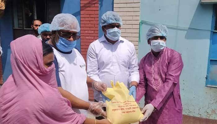 ৮০০ পরিবারকে খাদ্যসামগ্রী দিল সবুজবাগ থানা স্বেচ্ছাসেবক লীগ