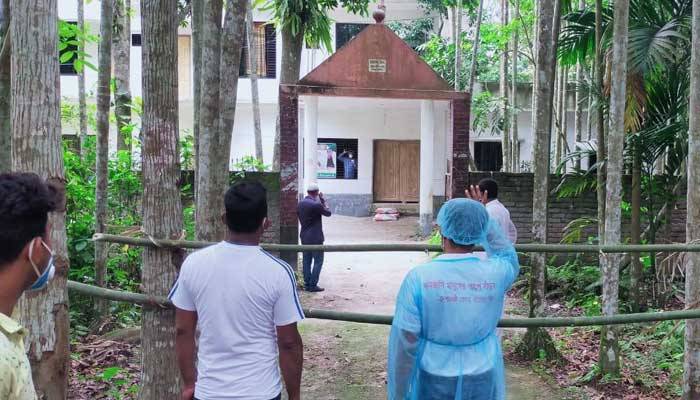 করোনাক্রান্ত যুবলীগ নেতার পাশে স্বেচ্ছাসেবক দল নেতা, দিলেন উপহার