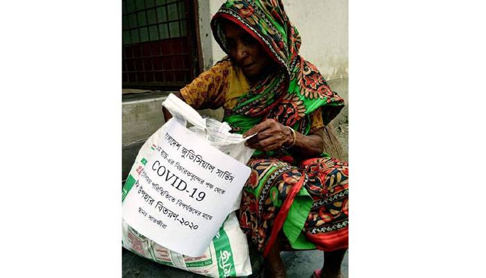 ইদ উপহার নিয়ে অসহায়দের পাশে ১০ম বিজেএস এর বিচারকরা