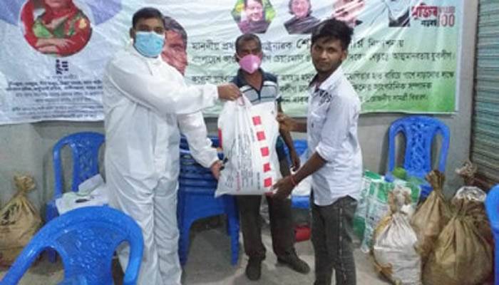 ঘরে ঘরে ঈদসামগ্রী পৌঁছে দিচ্ছেন যুবলীগ নেতা বাবু
