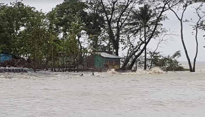 আম্পানে হাতিয়ায় ঘরবাড়ি, বেড়িবাঁধ ও মাছের খামারে ব্যাপক ক্ষতি