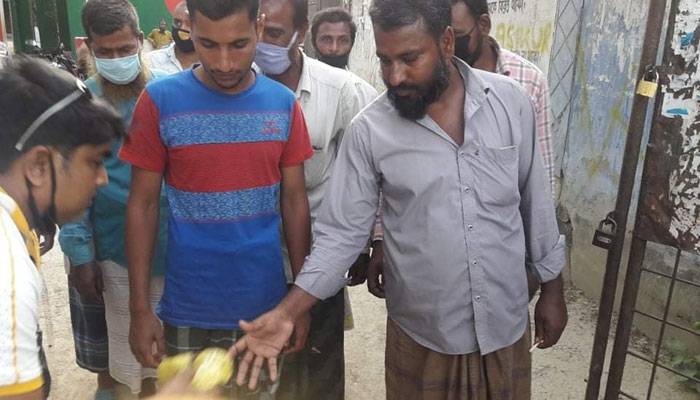 নন্দীগ্রামে দু`মাস ধরে দরিদ্রদের খাওয়াচ্ছেন আব্দুর রাজ্জাক সুমন