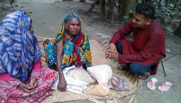 এক গ্রামে ২শ দরিদ্র মানুষের পাশে ঢাবি শিক্ষার্থী আরিফ