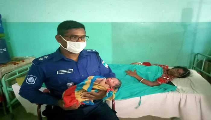 সড়কে সন্তান প্রসব, হাসপাতালে নিয়ে গেল পুলিশ
