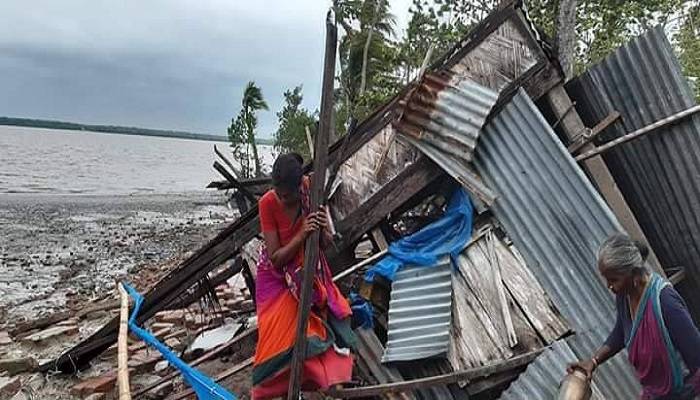 আম্পানের আঘাতে ক্ষতবিক্ষত বাগেরহাট