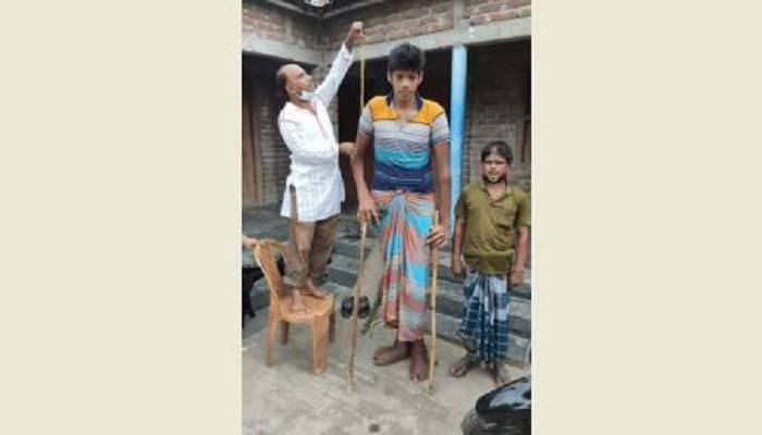 ২২ বছরেই সুবোল আলীর উচ্চতা ৮ ফুট!