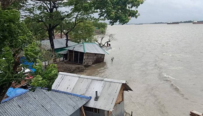 খুলনায় সাইক্লোন শেল্টারে আশ্রয় নিয়েছেন ৩ লাখ মানুষ