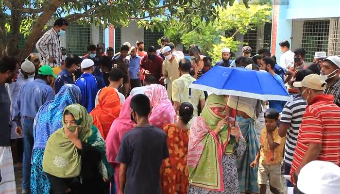 স্কুলের মাঠে পড়ে ছিল শিশুর গলাকাটা মরদেহ