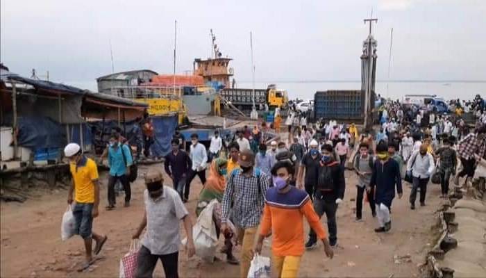 শিমুলিয়া-কাঠাঁলবাড়ী নৌরুটে শ্রমজীবী মানুষের ঢল অব্যাহত