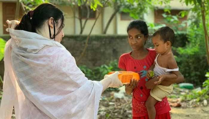 ফরিদপুরে স্যানিটারি ন্যাপকিন বিতরণ করছে `নন্দিতা সুরক্ষা`