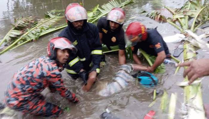 রডবোঝাই ট্রাক উল্টে খাদে, প্রাণ গেল ১৩ জনের