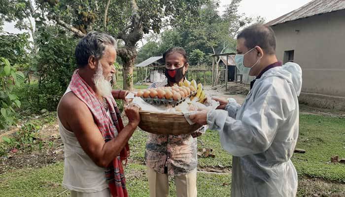 আকরামের `উপহারের ঝুড়ি` যাচ্ছে মুক্তিযোদ্ধাদের বাড়ি বাড়ি