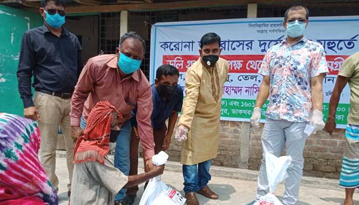 দোহারে দরিদ্রদের ঈদ উপহার দিল ডলি গ্রুপ