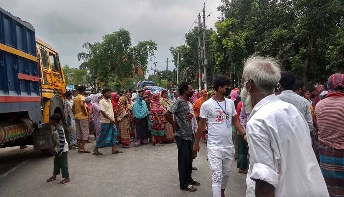 দিনাজপুরে ত্রাণের দাবিতে মহাসড়ক অবরোধ