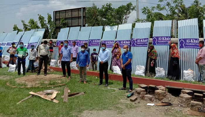 টিন ও খাদ্যসামগ্রী পেয়ে খুশি সাতক্ষীরার আম্পান দুর্গতরা