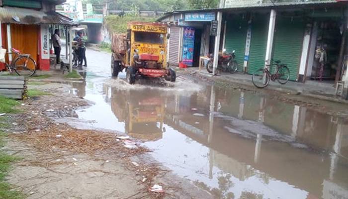 ঈশ্বরদীতে ড্রেন বন্ধ করায় সড়কে জলাবদ্ধতা