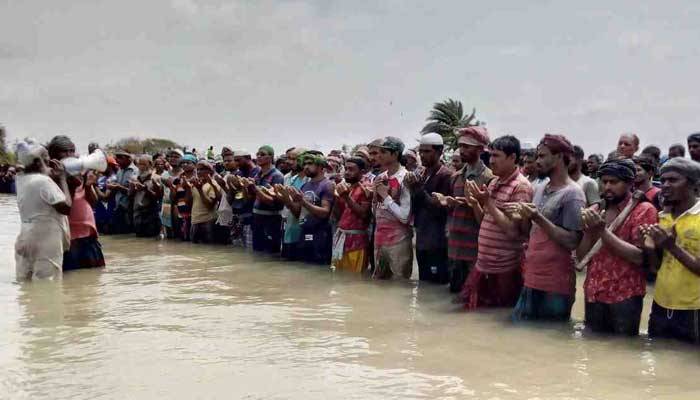 হাঁটু পানিতে দাঁড়িয়েই ঈদের নামাজ আদায়