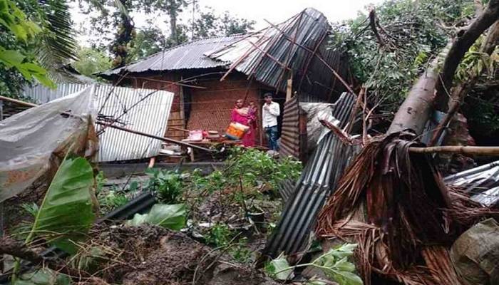 ঈদের সকালের ঝড়ে লণ্ডভণ্ড লালমনিরহাটের অর্ধশত বাড়ি