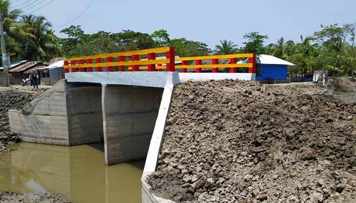 মোংলায় ব্রীজের নির্মাণ কাজ শেষ হতে না হতেই একাধিক ফাঁটল