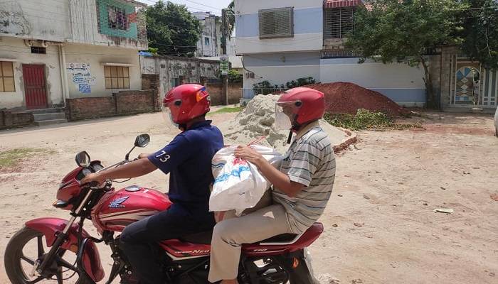 অসহায়দের জন্য একুশে পরিষদের ‘মানবতার সাঁকো’