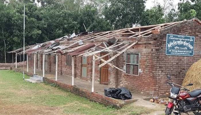নওগাঁয় কালবৈশাখীতে আম ও ঘর-স্কুল-গাছপালার ব্যাপক ক্ষতি