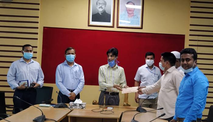 নীলফামারীতে ত্রাণ তহবিলে একদিনের বেতনের টাকা দিলেন ইউপি সচিবরা