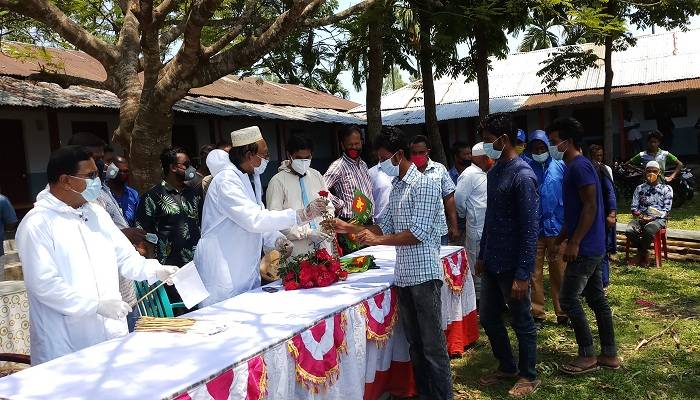 কোয়ারেন্টাইন শেষে ৪৬ যুবককে ফুল দিয়ে বরণ