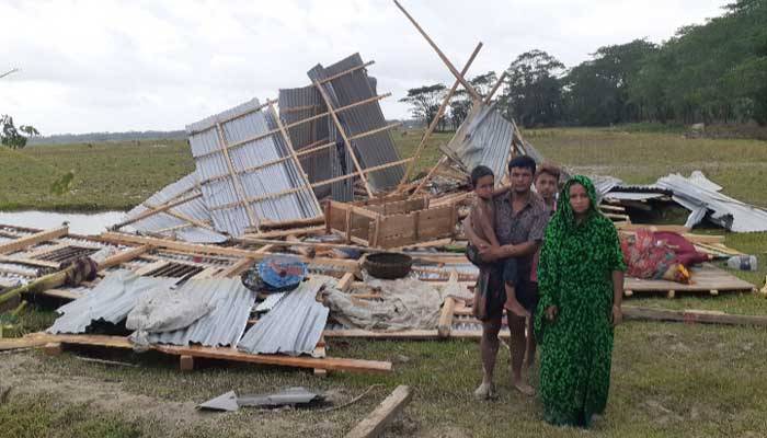 ১২ মিনিটের টর্নেডোয় লণ্ডভণ্ড পাথরঘাটার একটি গ্রাম
