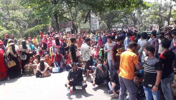 পটিয়ায় গার্মেন্ট শ্রমিকদের ৪ ঘণ্টা সড়ক অবরোধ