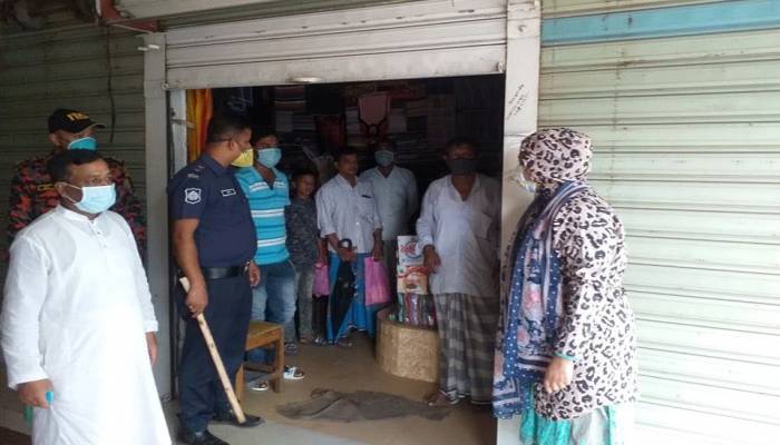 দোকানের সাটার খুলে পাওয়া গেল ৩০ ক্রেতা, পালালেন বিক্রেতা