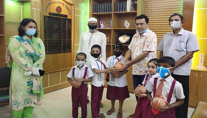 মাটির ব্যাংকে জমানো টাকা প্রধানমন্ত্রীর ত্রাণ তহবিলে দিল শিশুরা