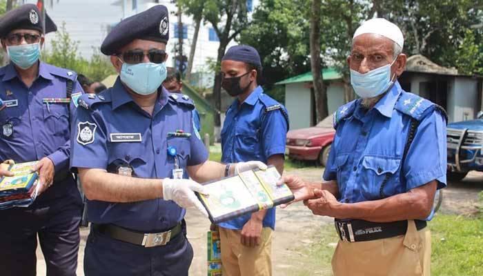 ঈদ উপহার নিয়ে গ্রাম পুলিশের পাশে শরীয়তপুরের এসপি