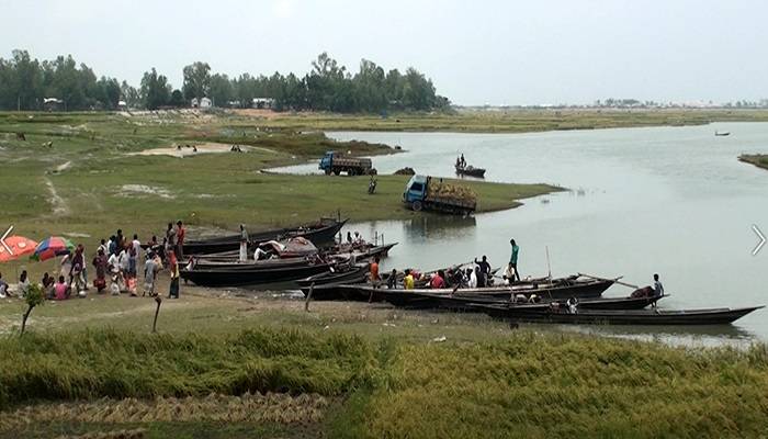 নৌকায় যমুনা পাড়ি দিয়ে ঢাকা ছুটছে মানুষ