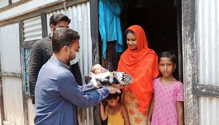 অসহায় মায়ের বাড়িতে ঈদ বাজার পৌঁছে দিলেন ইউপি চেয়ারম্যান