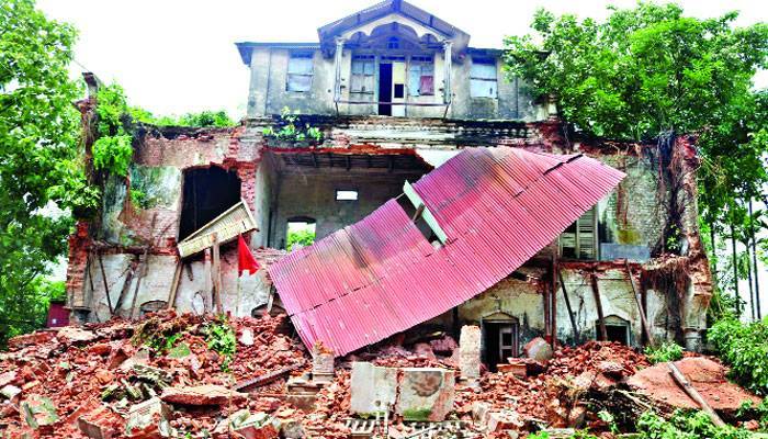 টানা বৃষ্টিতে ধসে পড়ল গোকর্ণ নবাব বাড়ির একাংশ