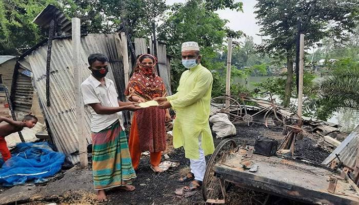 তাড়াশে অগ্নিকাণ্ডে ক্ষতিগ্রস্ত পরিবারের পাশে ইউপি চেয়ারম্যান